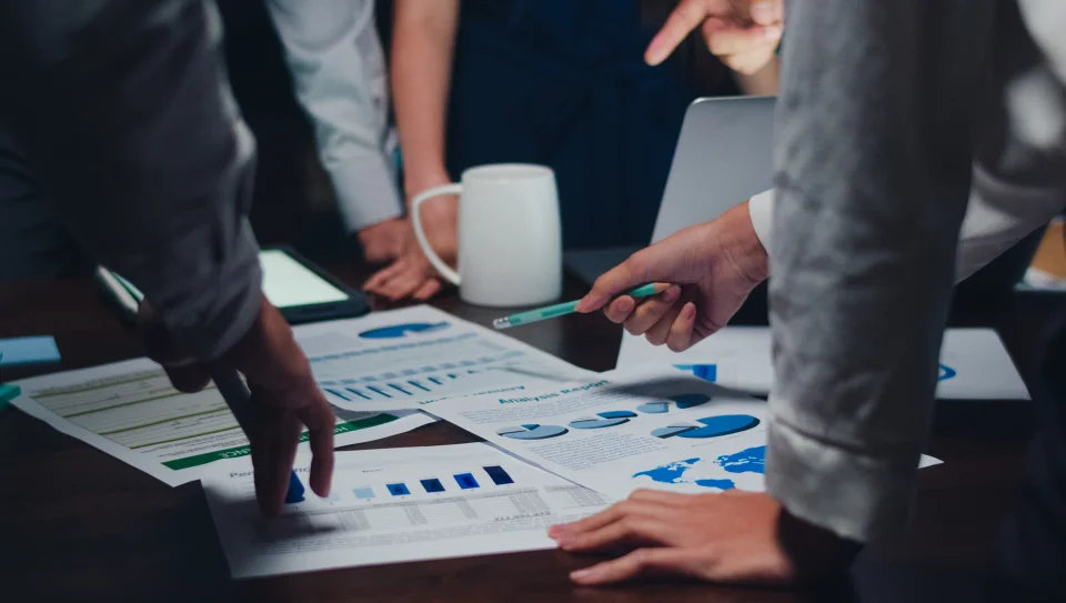 imagem pessoas com papeis